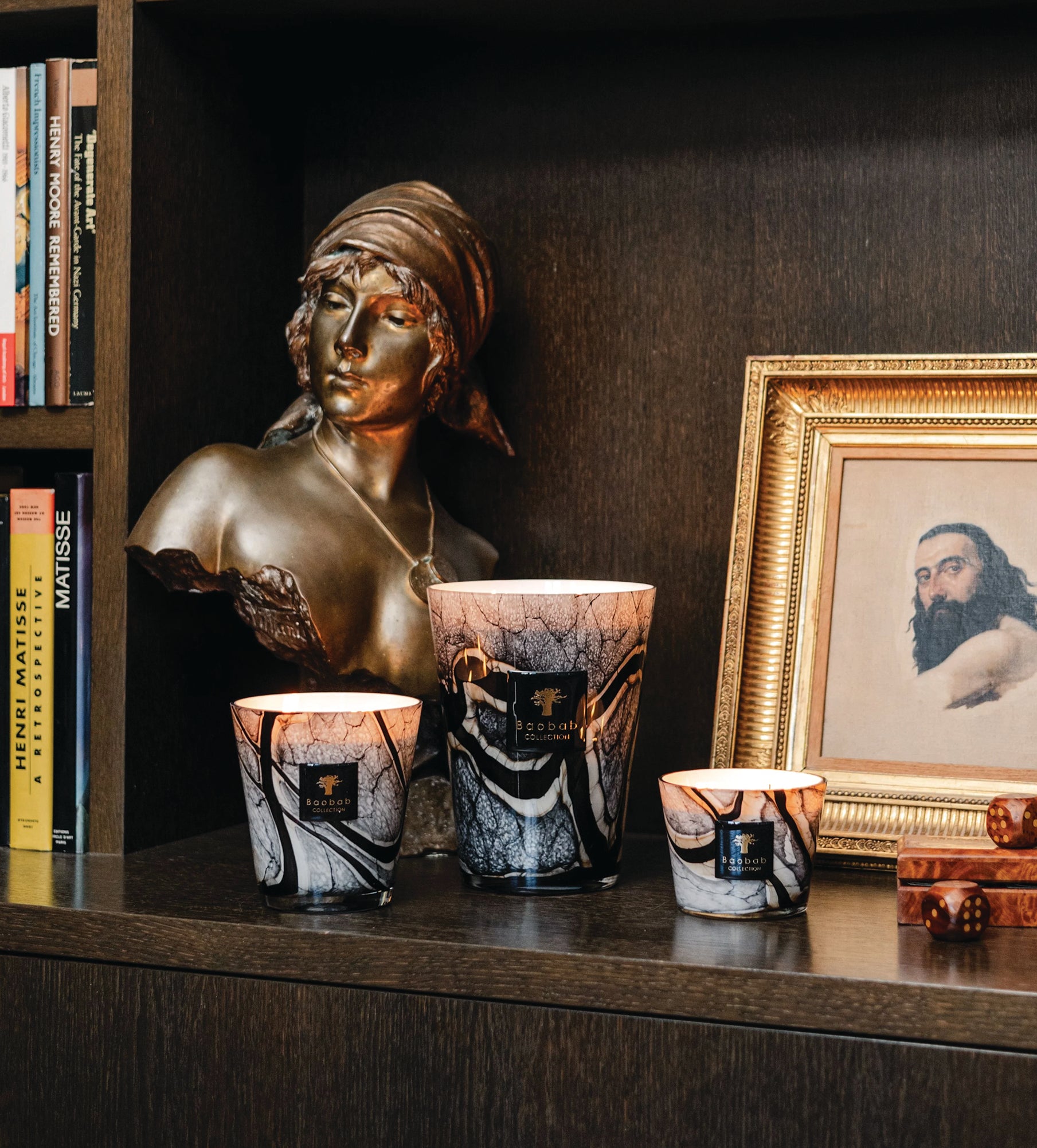 Buste dans une bibliothèque, 3 bougies Baobab Collection