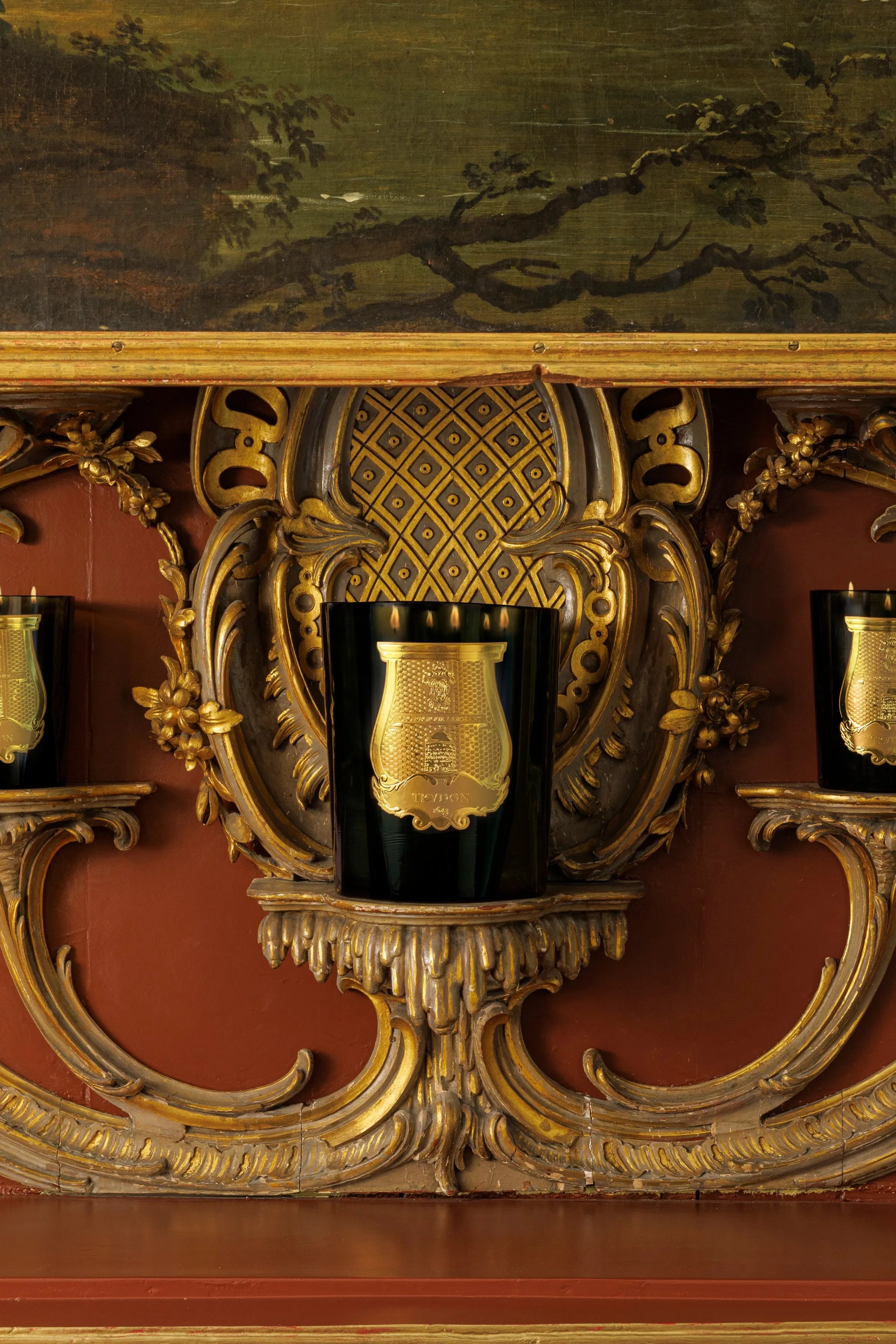 Bougie Trudon sur fond ancien et doré